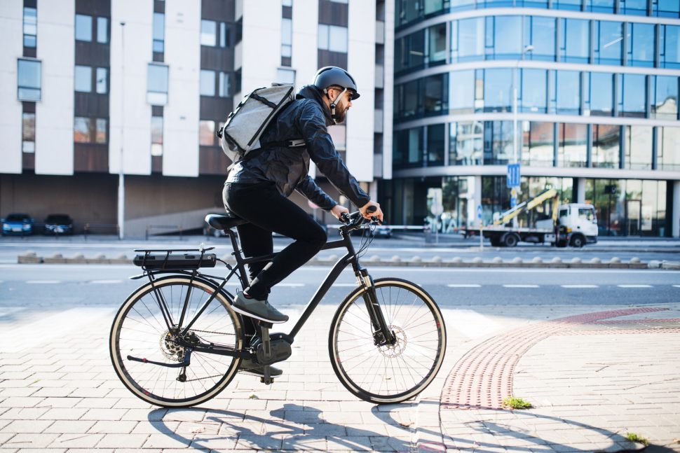 homme faisant du vélo en ville