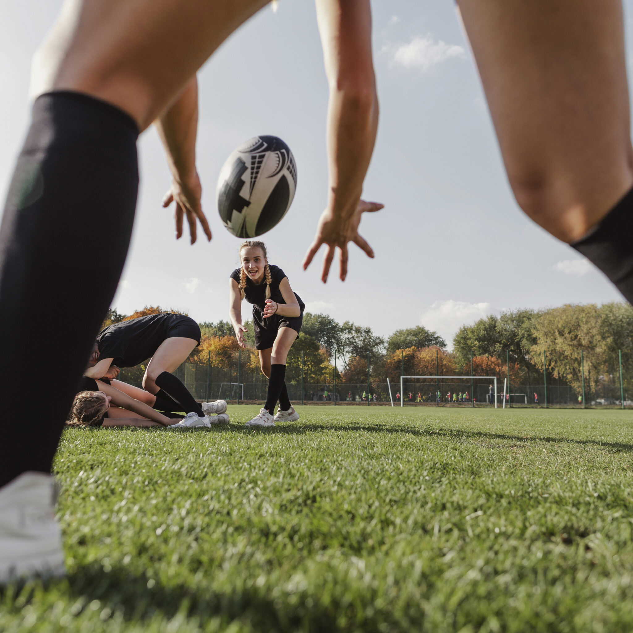 femme attrapant un ballon de rugby