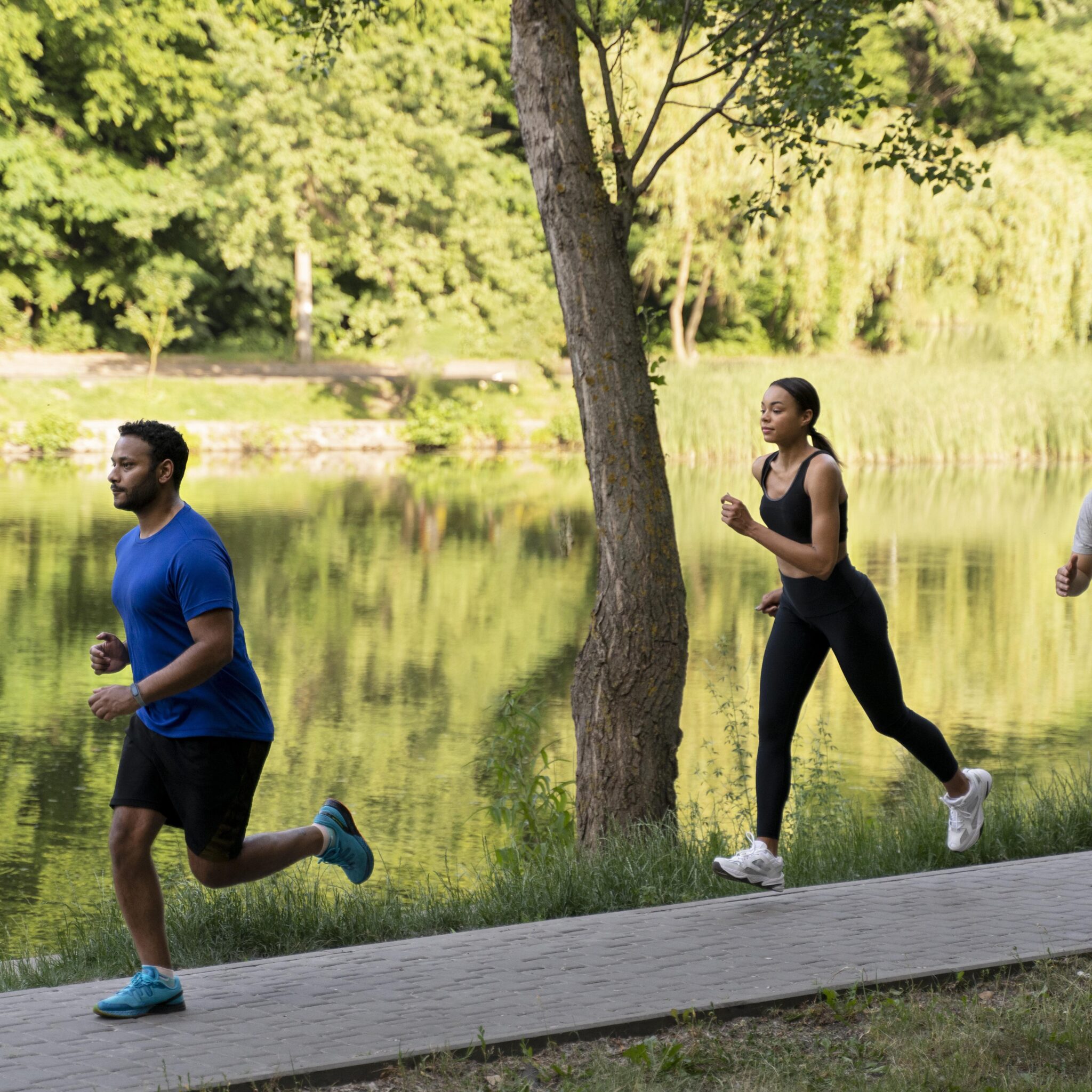 groupe de coureurs dans un parc