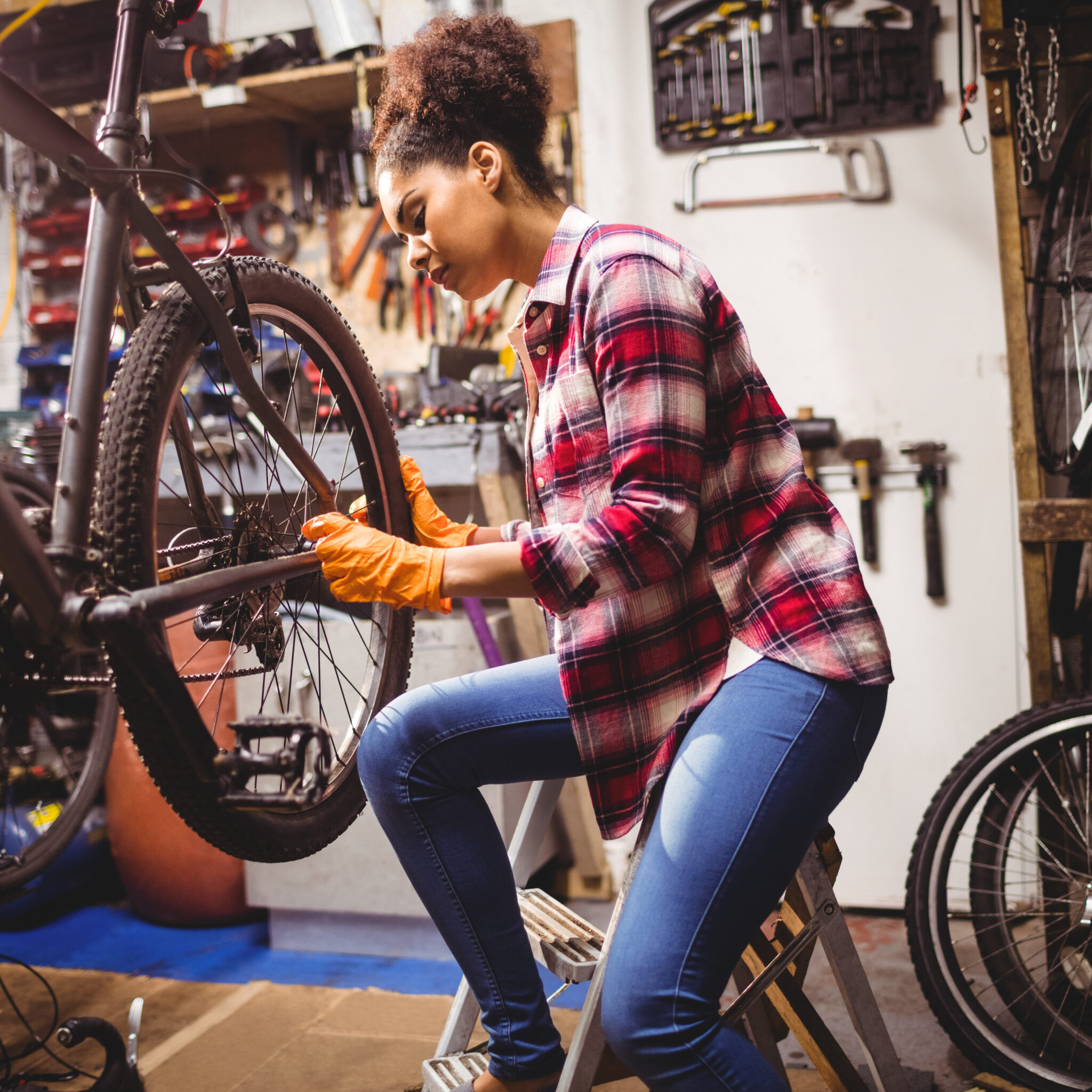 femme réparant une roue de vélo