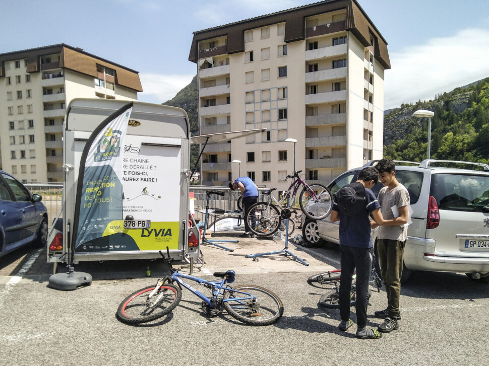 Atelier itinérant d'auto-réparation de vélos.