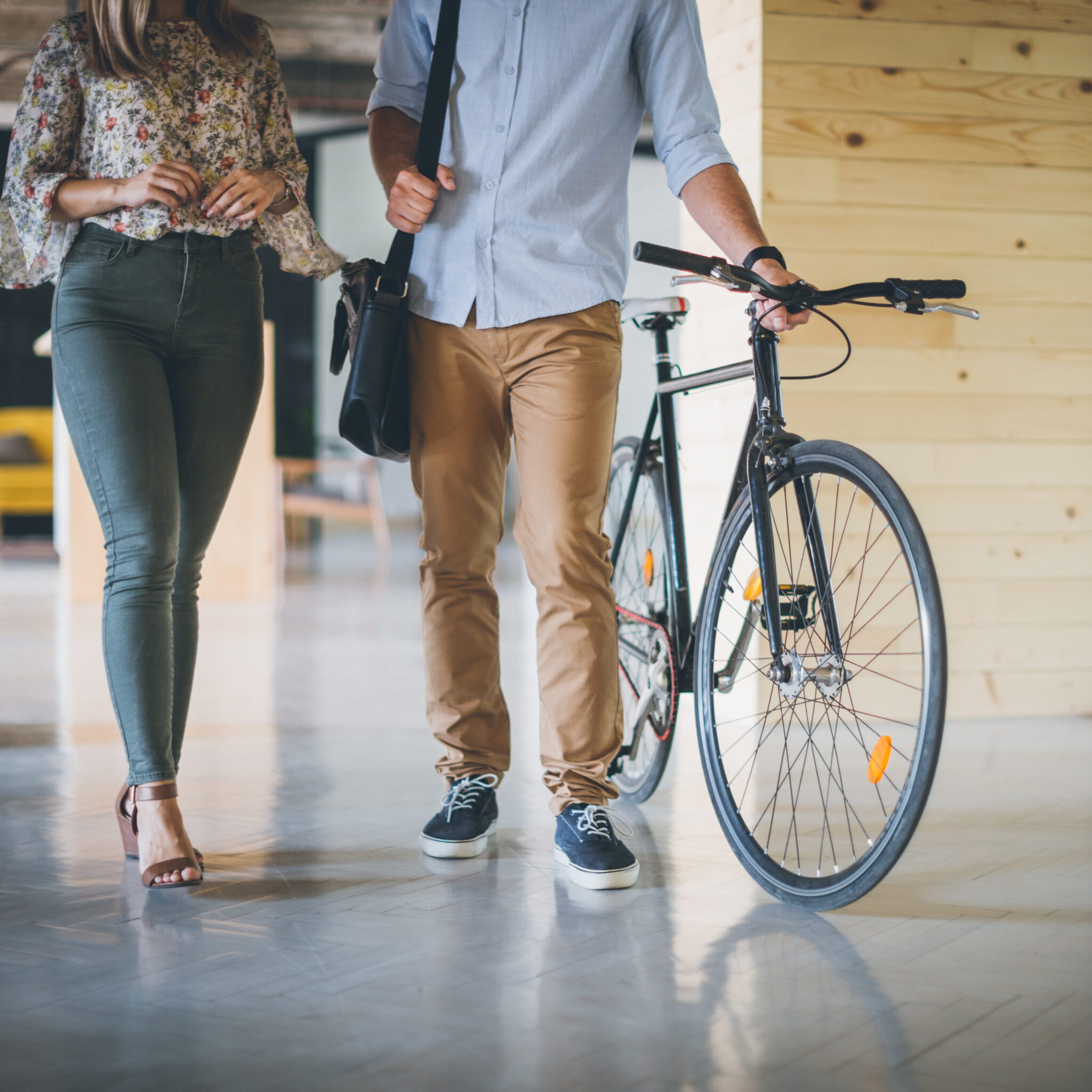 Homme et femme à côté d'un vélo en arrivant au travail