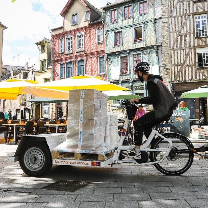 Triporteur en livraison dans le centre-ville