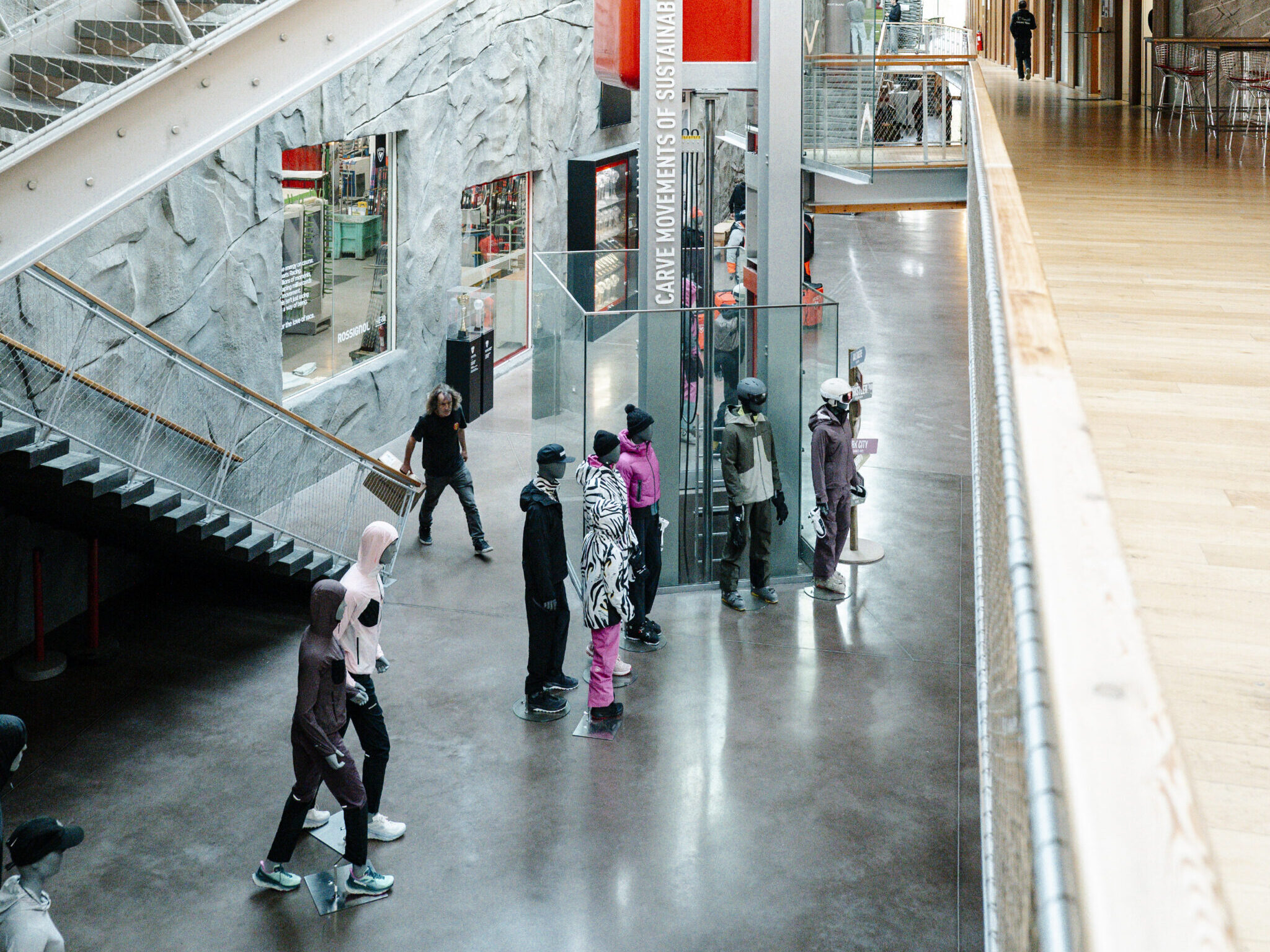 Le hall du siège de Rossignol accueille des mannequins portant les tenues de la marque.
