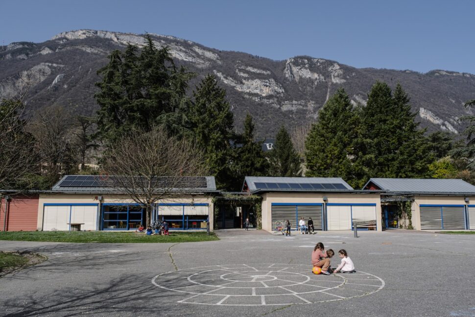 L'école de Montmélian avec des panneaux photovoltaïques sur le toit.